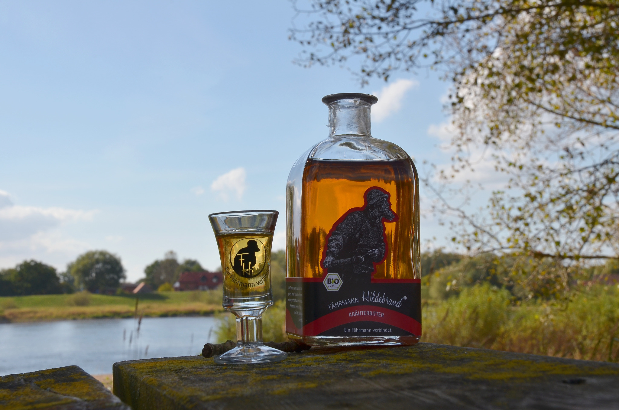 Fährmann Hildebrand Kräuterbitter mit Glas in der Elbtalaue